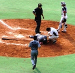 090613_ブラゼル自打球当てる2.jpg
