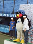 20100627_神宮 つば九郎と写真撮影.jpg