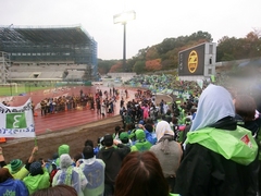 20121111_湘南3-0町田、試合終了J1復帰だ!勝利のダンス!.jpg