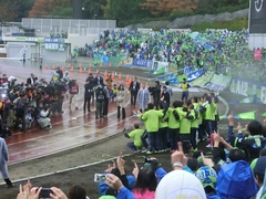 20121111_湘南3-0町田、試合終了J1復帰だ!記念撮影.jpg