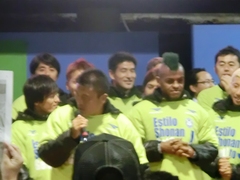 2012111_J1昇格報告会、キリノの頭が緑色.jpg