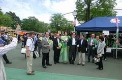 20130519 狭山茶宣伝上田知事とミスユニバ埼玉代表.jpg