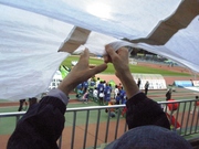選手入場時に自分の上をビッグフラッグが.jpg