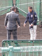 宜野座にて清原さんにあいさつする浜ちゃん.jpg
