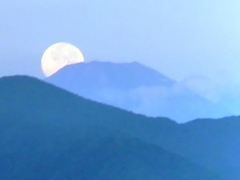 富士山に月が沈む1.jpg